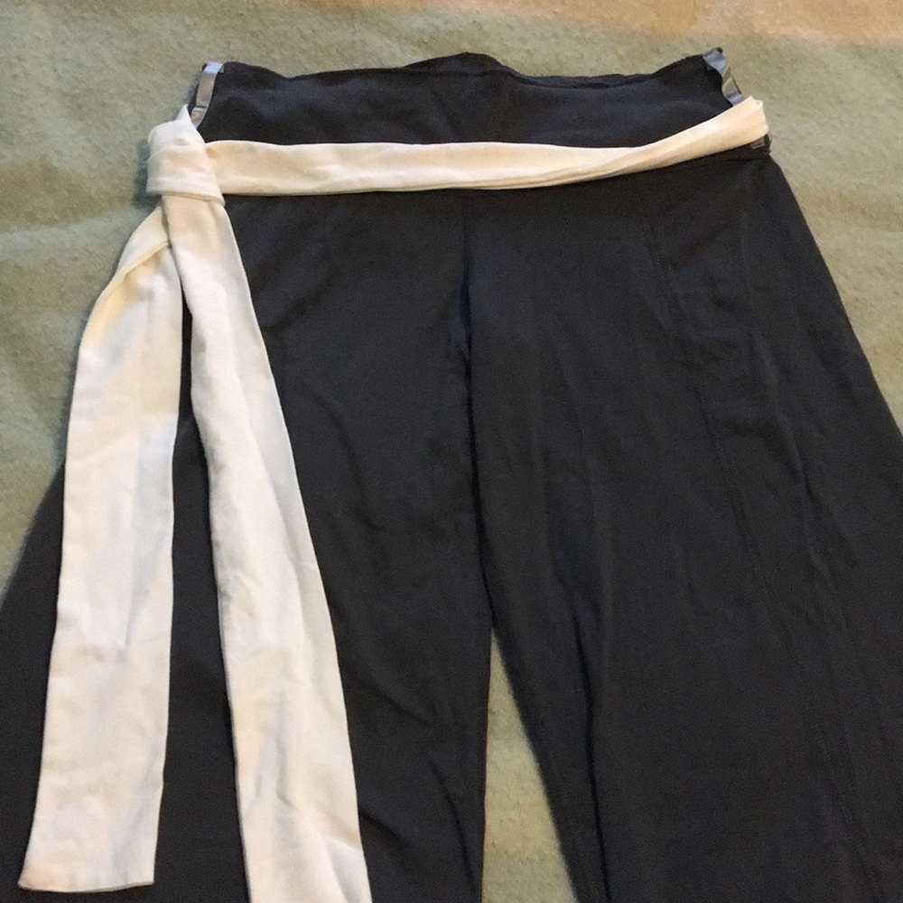 Lululemon Gaucho Pant in Cement, Size 6